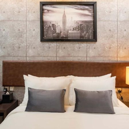 Centrestage Petaling Jaya By Perfect Host Hotell Exteriör bild A bedroom at the hotel