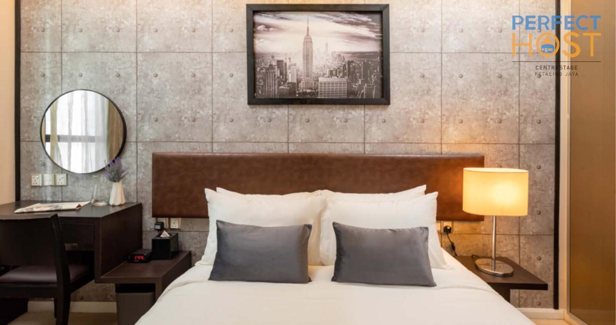 Centrestage Petaling Jaya By Perfect Host Hotell Exteriör bild A bedroom at the hotel
