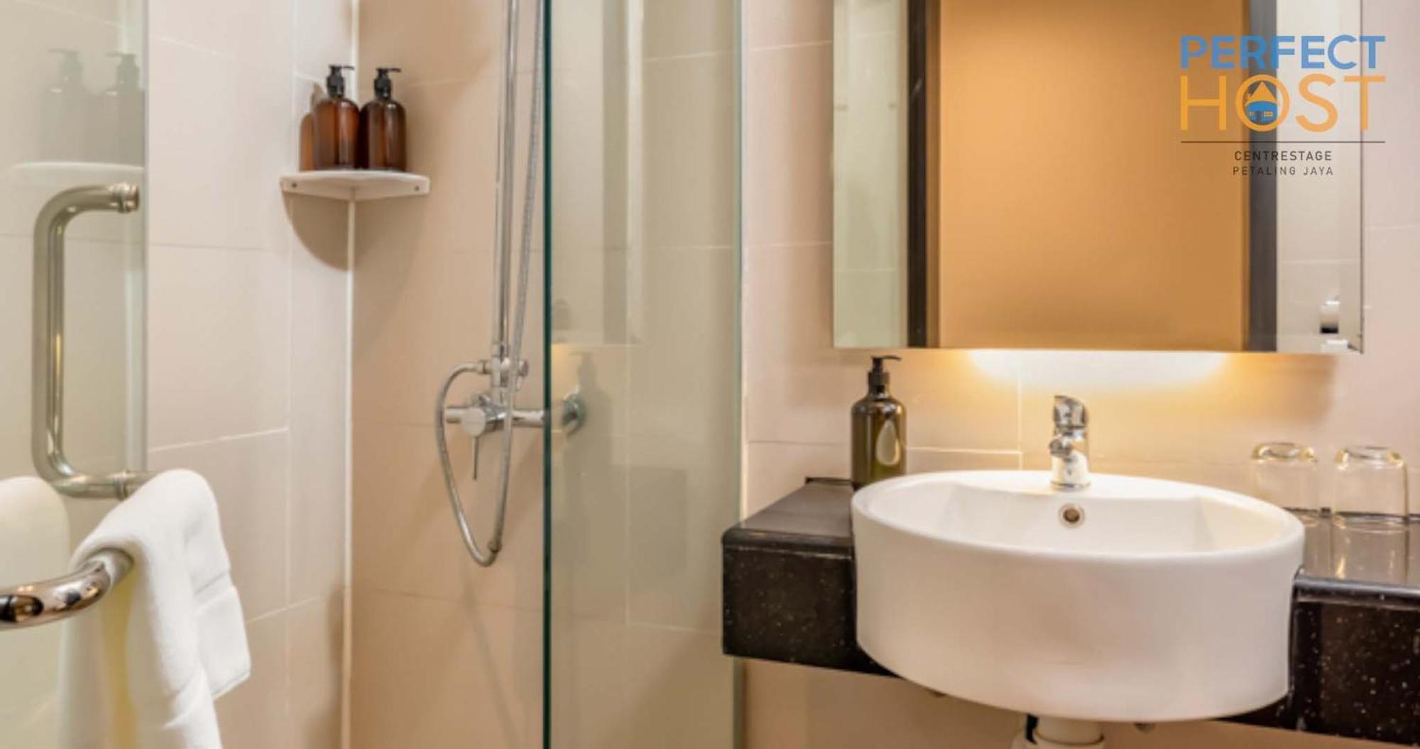 Centrestage Petaling Jaya By Perfect Host Hotell Exteriör bild Bathroom