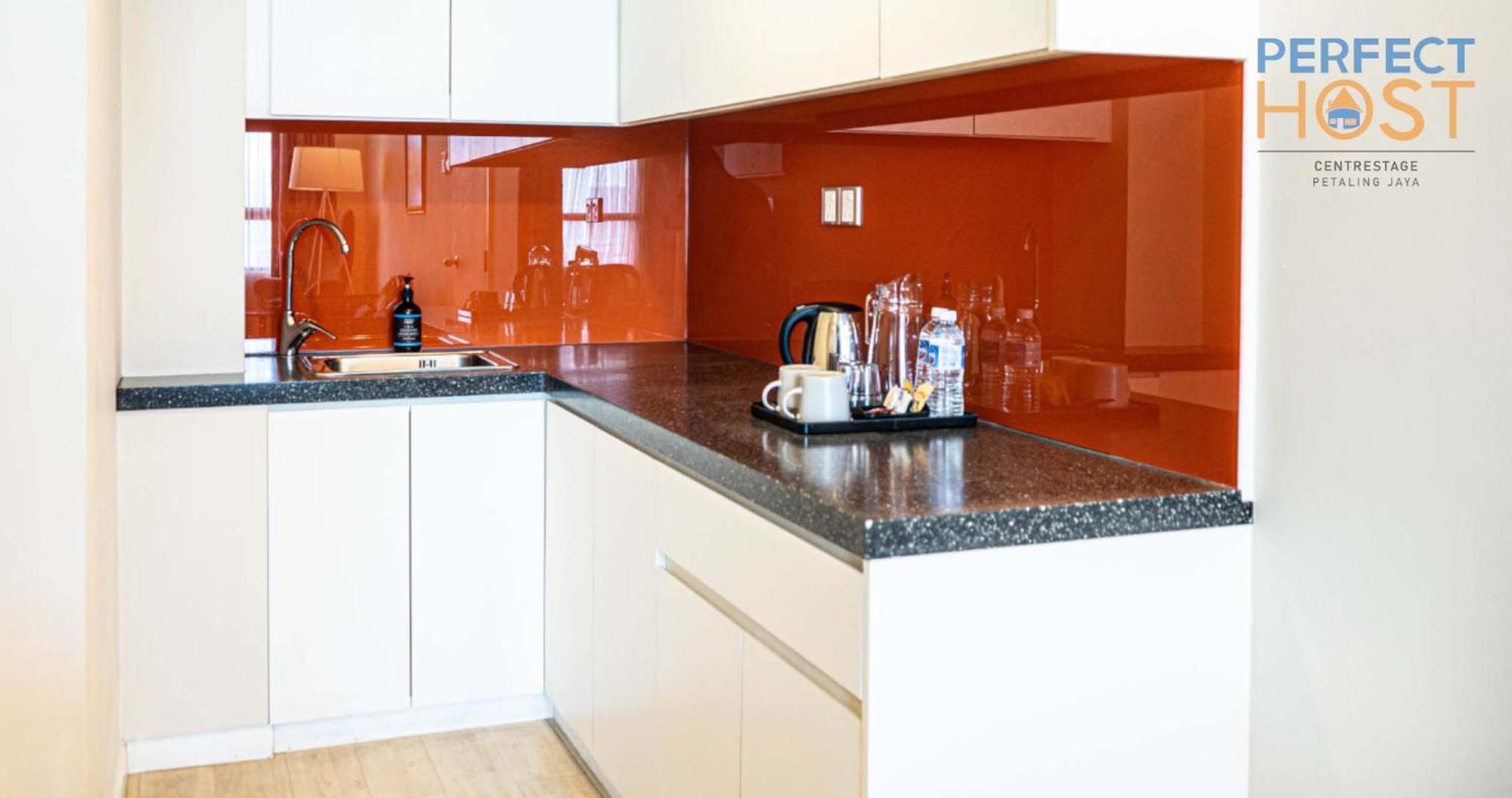 Centrestage Petaling Jaya By Perfect Host Hotell Exteriör bild A kitchen with a granite countertop