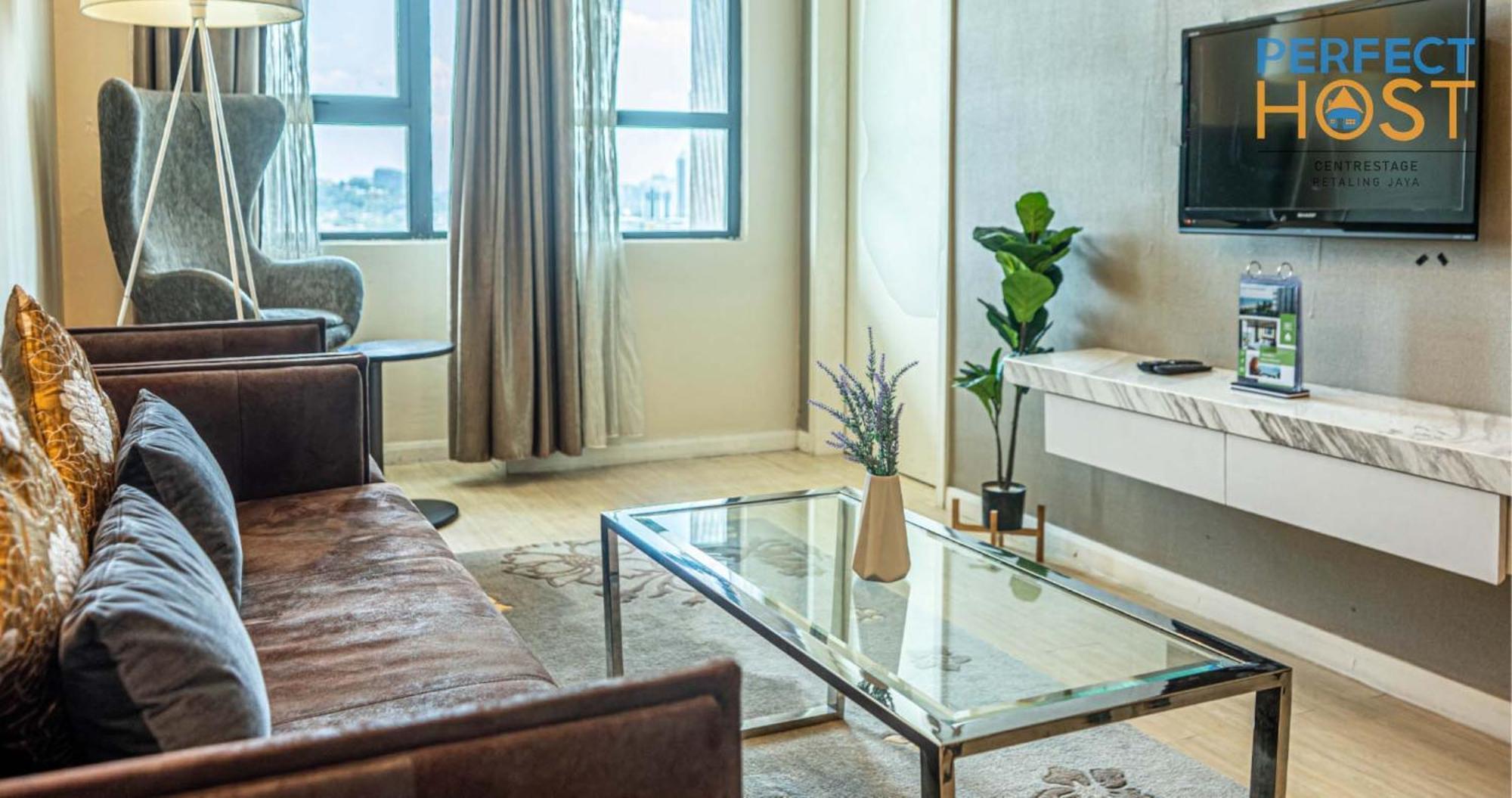 Centrestage Petaling Jaya By Perfect Host Hotell Exteriör bild A living room at the hotel