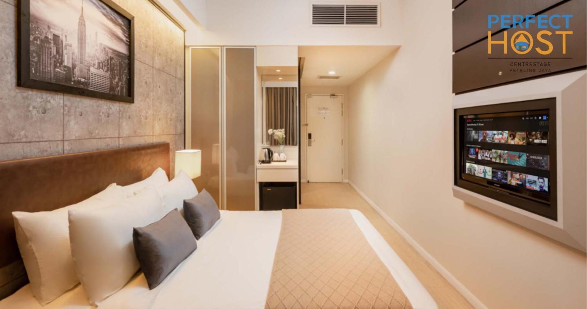 Centrestage Petaling Jaya By Perfect Host Hotell Exteriör bild A room at the hotel