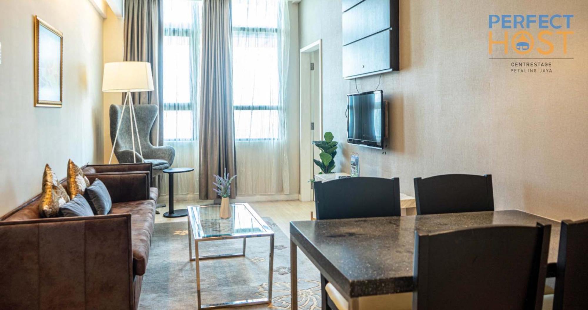 Centrestage Petaling Jaya By Perfect Host Hotell Exteriör bild A living room in a serviced apartment in Warsaw, Poland