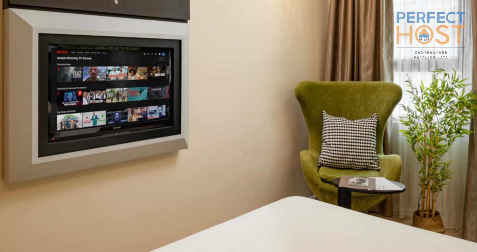 Centrestage Petaling Jaya By Perfect Host Hotell Exteriör bild A television in a hotel room